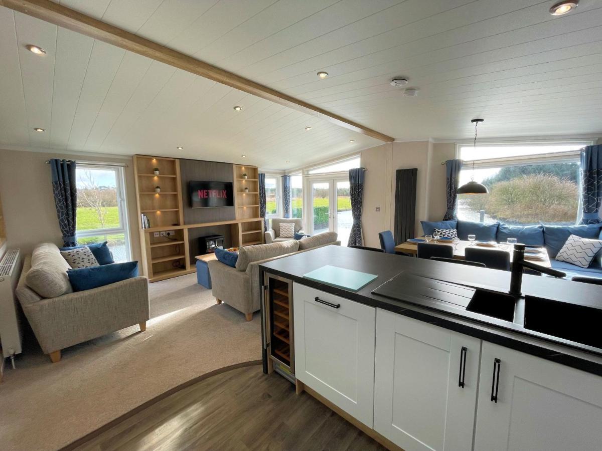 Luxury Lakeside Lodge With Htub Beautiful Views Annan Bagian luar foto