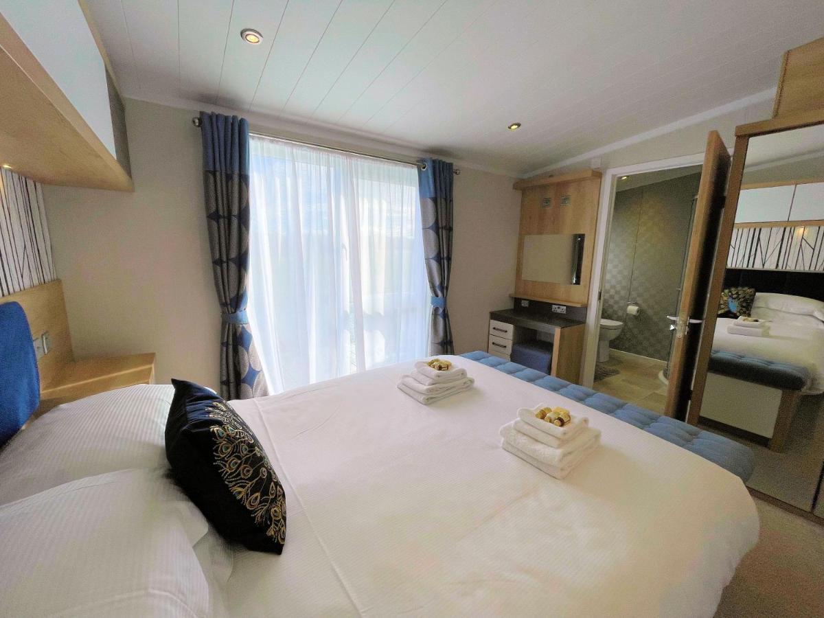 Luxury Lakeside Lodge With Htub Beautiful Views Annan Bagian luar foto